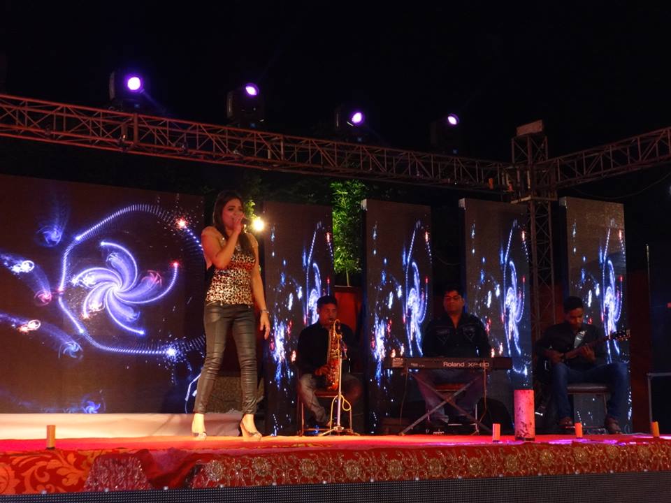best live band with girl thane