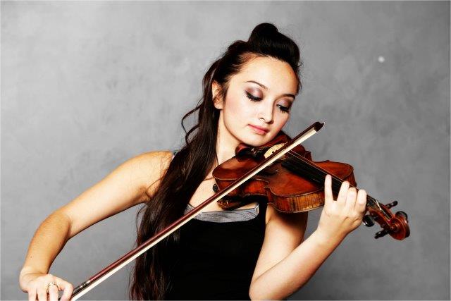 female violin player thane