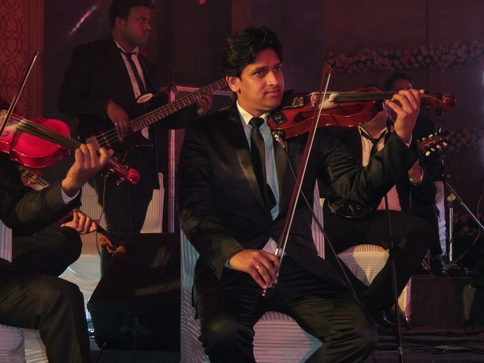 male violin player thane