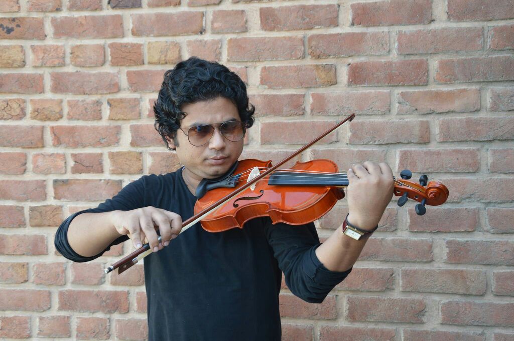 best violin player thane